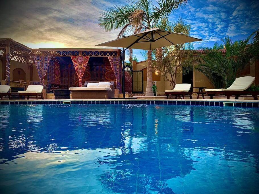 Golden Oasis Luxurious Private With Pool Vilă